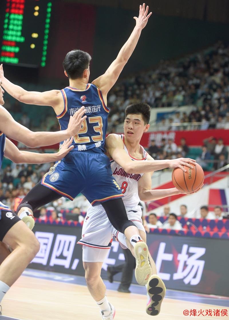 纪卓双13助青岛终结四川22连败 广州轻松击败同曦 纪卓双13助青岛终结四川22连败 广州轻松击败同曦