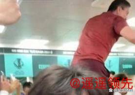 现场记者集体鼓掌！53岁安东尼奥站桌上怒吼：5战封神 玩弄越南队