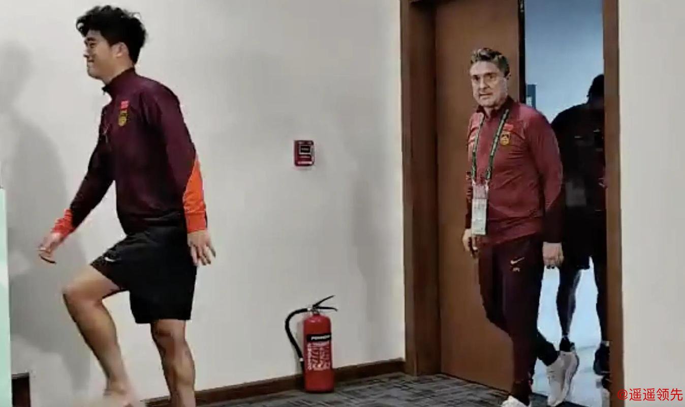 现场记者集体鼓掌！53岁安东尼奥站桌上怒吼：5战封神 玩弄越南队