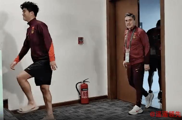 现场记者集体鼓掌！53岁安东尼奥站桌上怒吼：5战封神 玩弄越南队