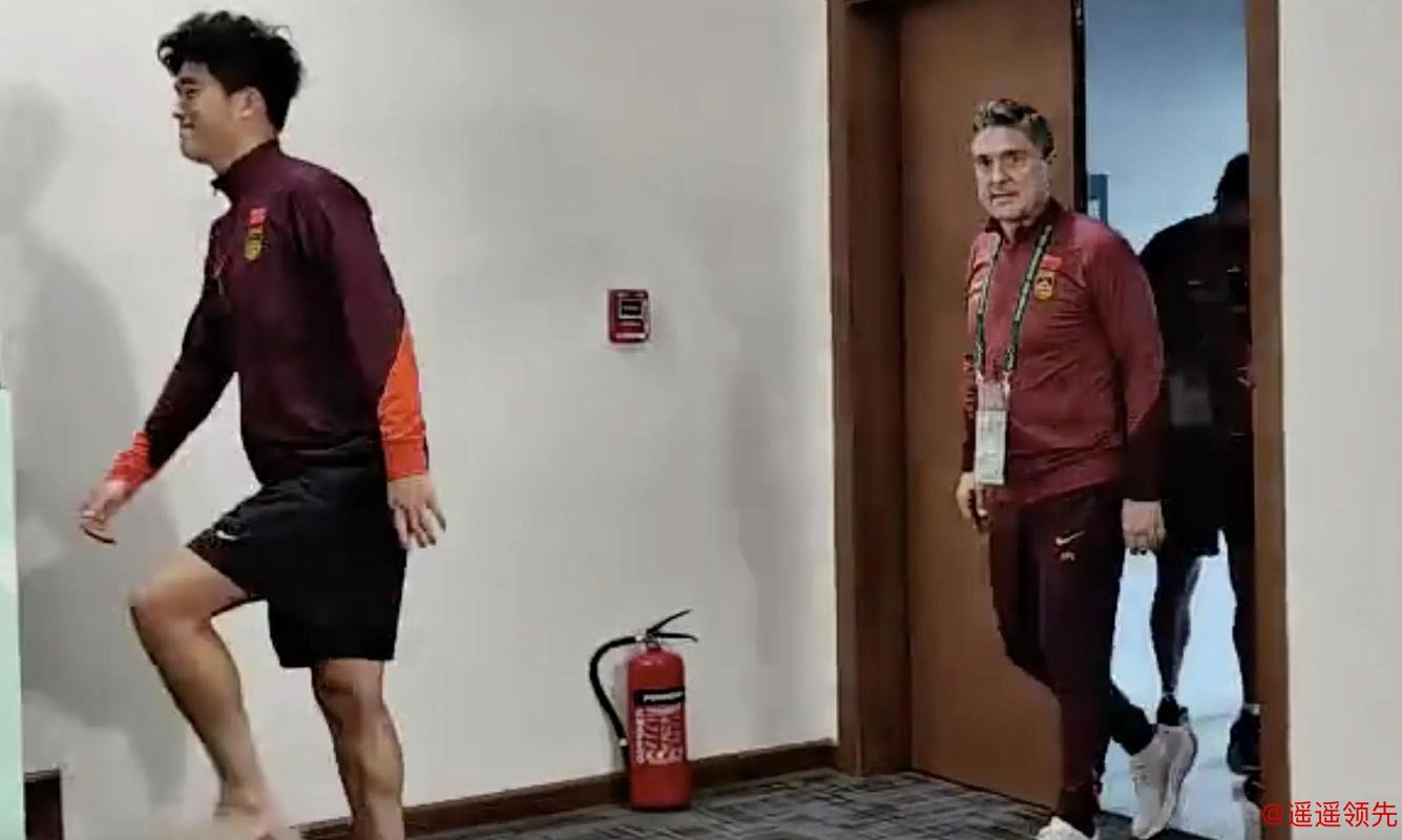 现场记者集体鼓掌！53岁安东尼奥站桌上怒吼：5战封神 玩弄越南队