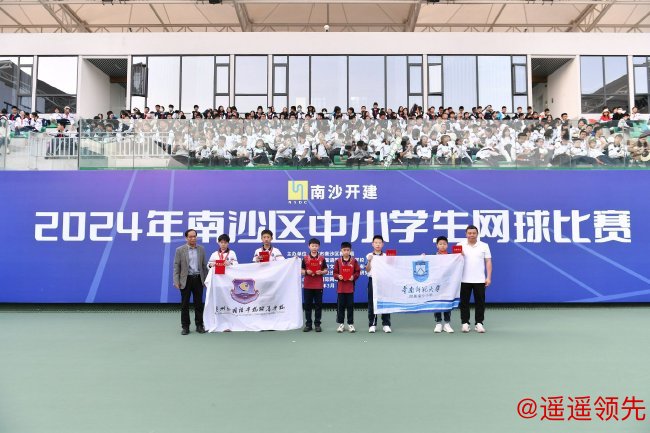 滨海实验学校校长郭坤峰、南沙区教育局体育专干邝建林为小学甲组男子双打前六名颁奖