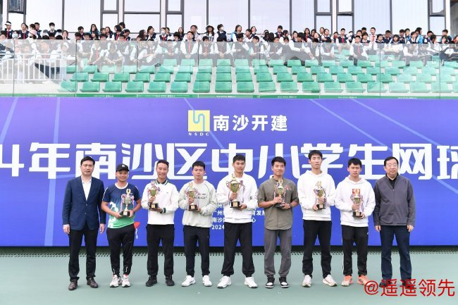 中国网球协会主席刘文斌、广州市南沙区人民政府副区长欧阳健华为"小网球工程"体育工作者颁奖