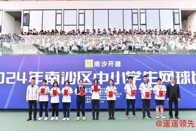 南沙华附校长林天伦、广州南泰文化体育发展有限公司总经理程堪乔为高中组男女双打前三名颁奖