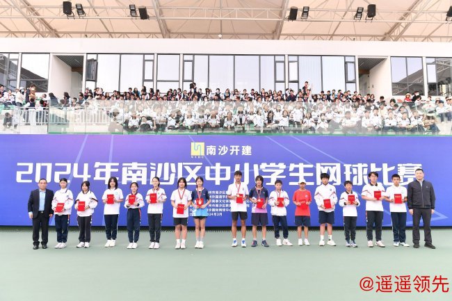 广东省网球协会秘书长黄华文、广州外国语学校书记林伟洪为初中组男女单打前八名颁奖